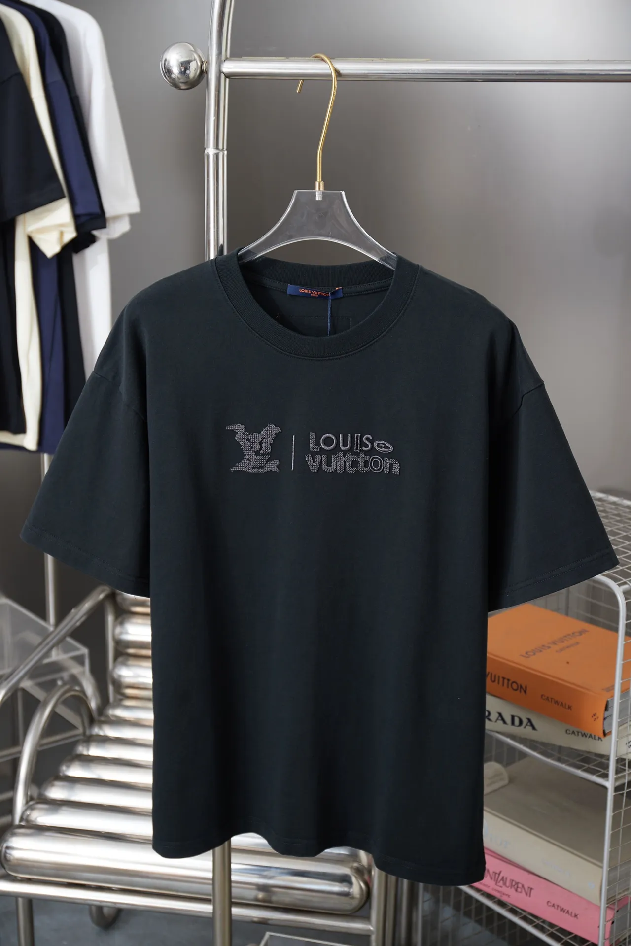 🅿️200 1V 25SS early spring new style short sleeves with embroidered letters, light luxury, a must-have item for daily commuting for men and women, correct version, welcome to compare, detailed features · 320 grams of 100% pure cotton double yarn jersey fabric · Special thickened 32 pieces of double yarn 1X1 thread in the same vat · Imported Tajima machine hollow embroidered letter logo. Ready-made garments are washed to make the embroidery softer · Double-needle sewing and cross-seam technology · Original main mark, washed tag, brand moisture-proof paper packaging Color: black/white/khaki Size: S/M/L/XL